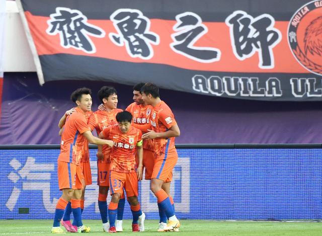 开云体育app下载官网-【中超综述】上海双雄两连平泰山领跑 京粤取连胜